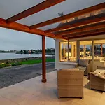 4 Bedroom Overlooking The Sea In Connemara * Rossaveel
