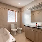 4 Bedroom Overlooking The Sea In Connemara * Rossaveel
