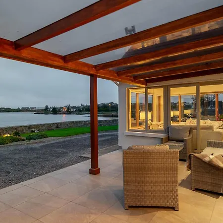 4 Bedroom Overlooking The Sea In Connemara * Rossaveel