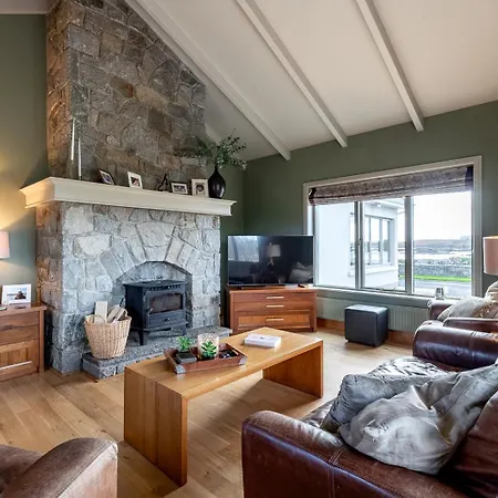 4 Bedroom Overlooking The Sea In Connemara * Rossaveel