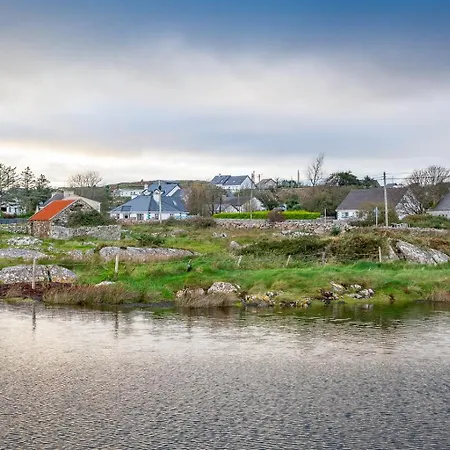 4 Bedroom Overlooking The Sea In Connemara