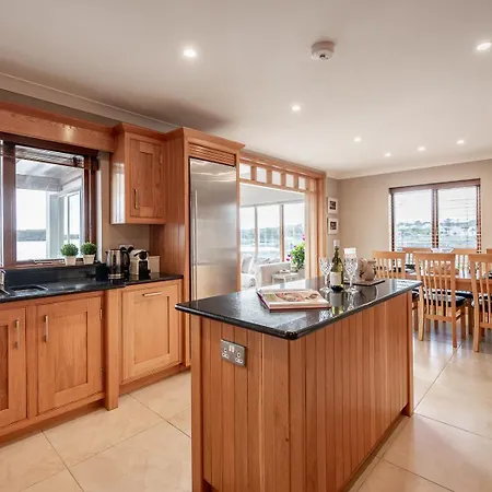 בית נופש Taylors Point Seaview House *