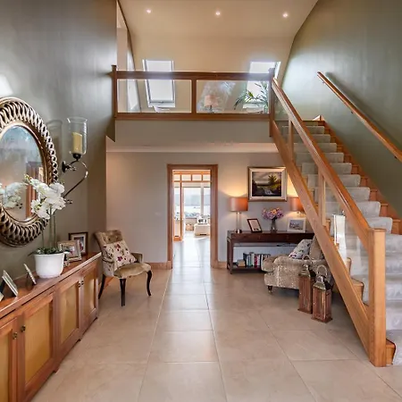 4 Bedroom Overlooking The Sea In Connemara *