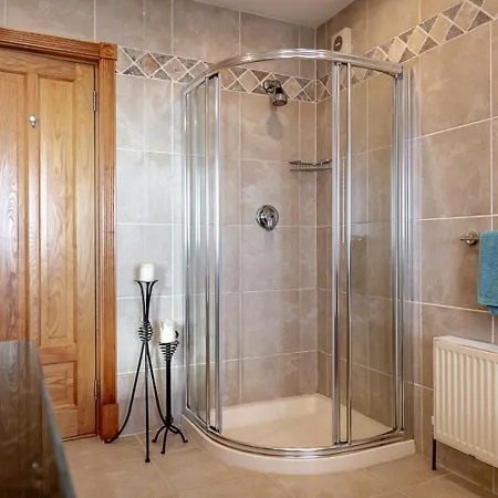 4 Bedroom Overlooking The Sea In Connemara Rossaveel