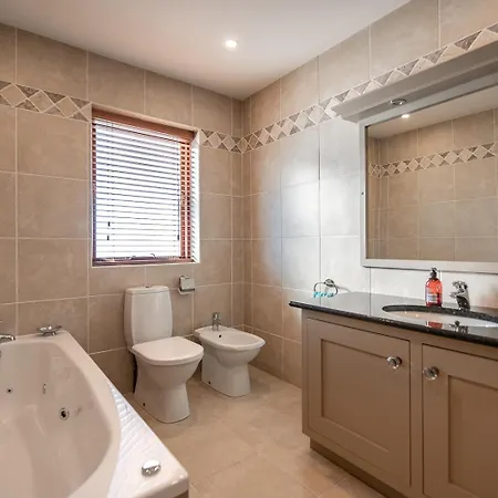 Taylors Point Seaview House * Rossaveel