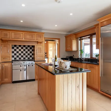 4 Bedroom Overlooking The Sea In Connemara Casa de Férias *