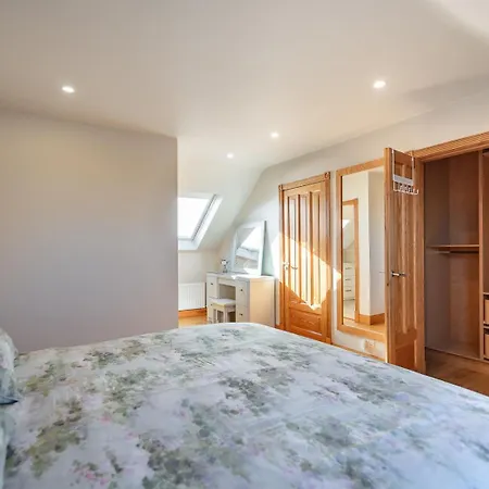 4 Bedroom Overlooking The Sea In Connemara *