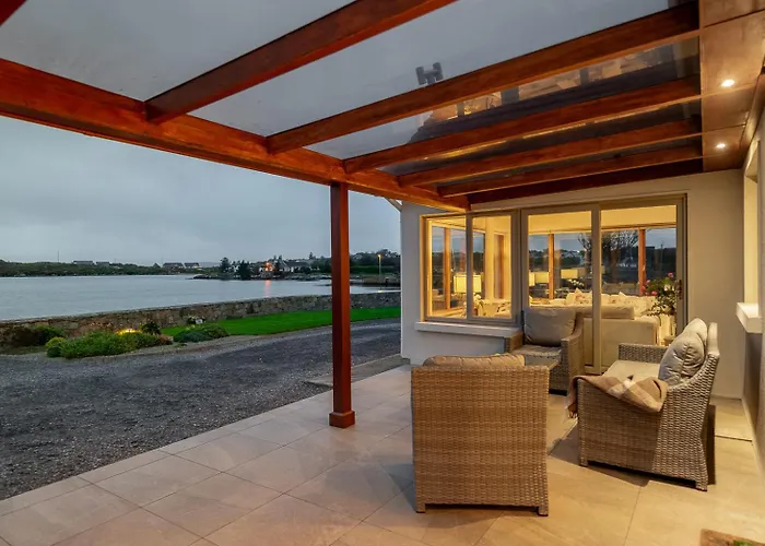 4 Bedroom Overlooking The Sea In Connemara * Rossaveel