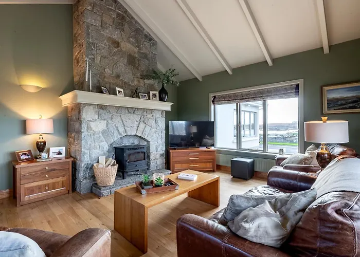 4 Bedroom Overlooking The Sea In Connemara * Rossaveel