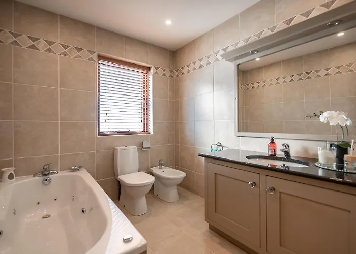 4 Bedroom Overlooking The Sea In Connemara * Rossaveel